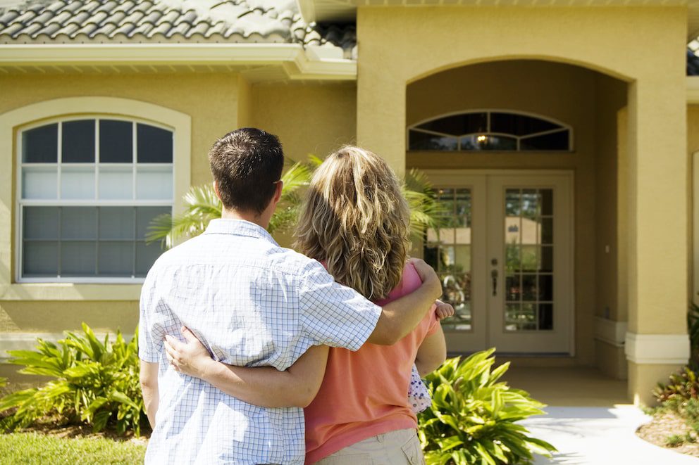 shutterstock_1201522195-min a couple house shopping